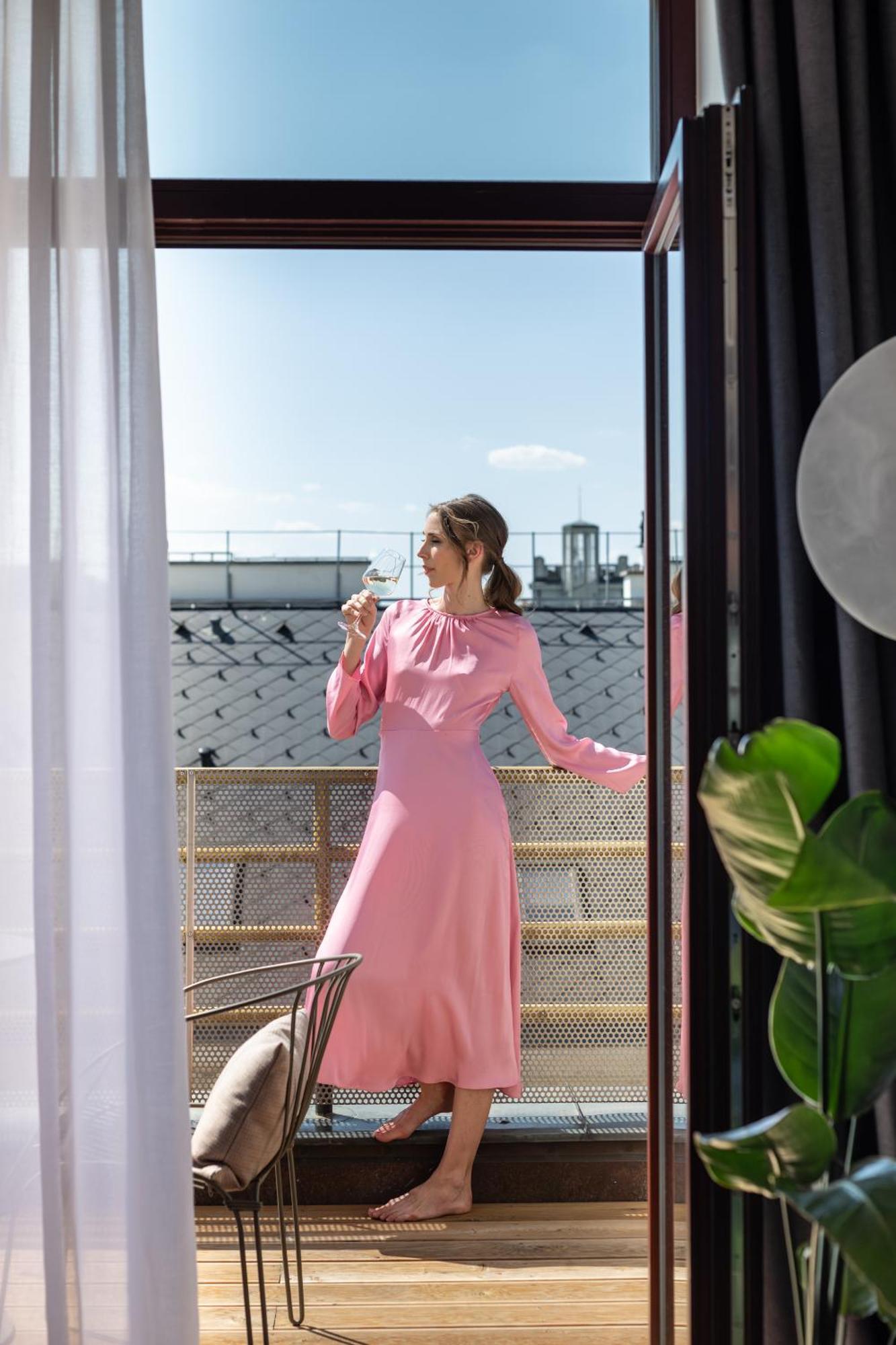 阿尔克龙酒店 布拉格 外观 照片 A woman wearing a pink dress