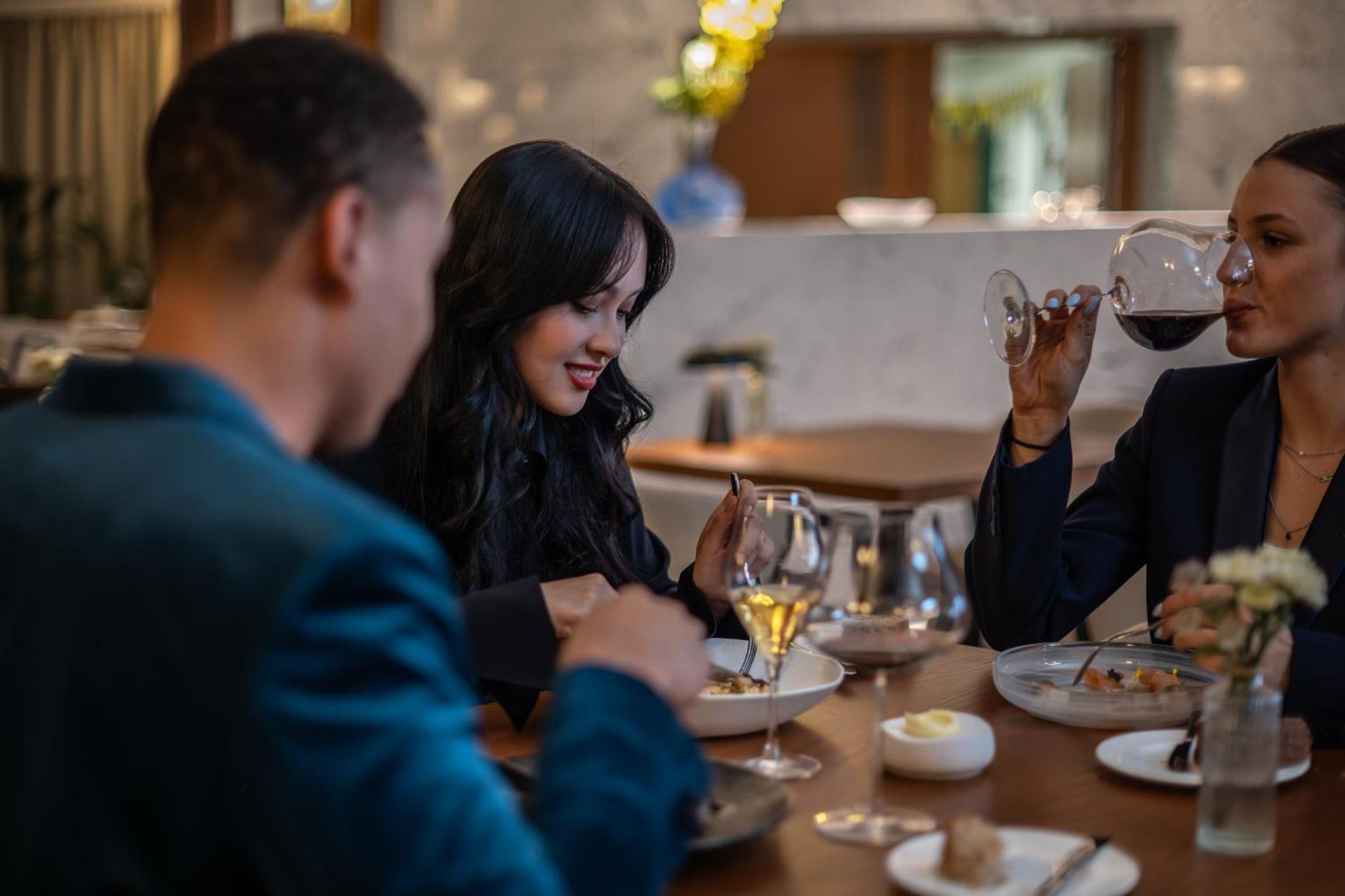 阿尔克龙酒店 布拉格 外观 照片 A woman using a mobile phone while dining